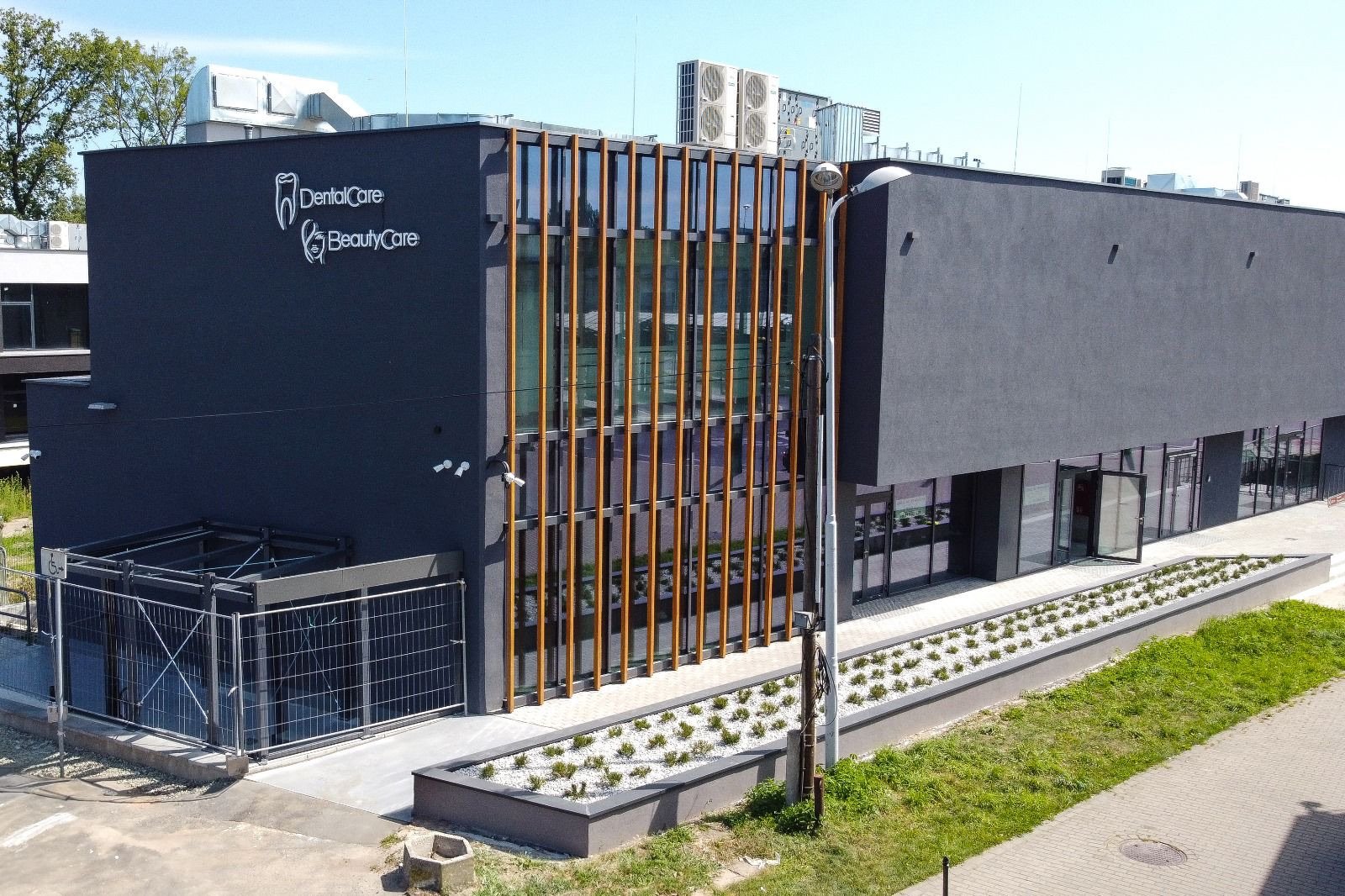 Budynek kliniki DentalCare i BeautyCare — Damrota 195, Tychy